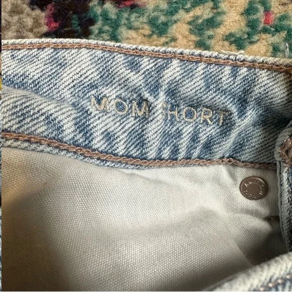 American Eagle Strigid Denim Mom Short Distressed Womens 4 Blue - Picture 6 of 9